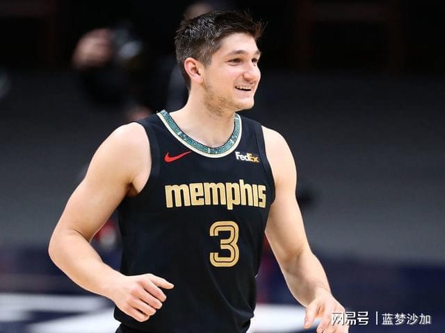完美竞技平台官网-里程碑夜！孟菲斯灰熊调整名单，欧联赛后刷纪录，引发热议，更衣室氛围转暖